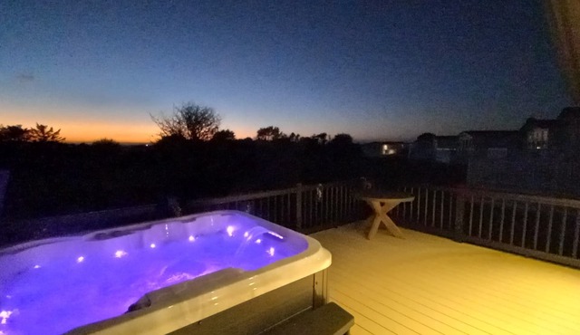Twilight Lodge & Hot Tub (2 Bd rm) 2.5 miles to beach, peaceful setting.