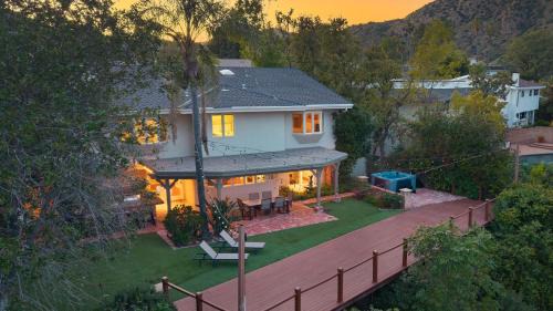 Twilight Terrace by AvantStay West Hills Retreat Hot Tub BBQ EV Charger Near Malibu