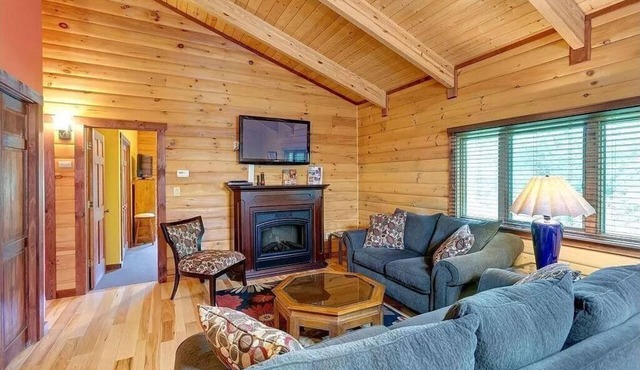Twin B - Cozy 2-bedroom cabin in marvelous Halcottsville with WiFi, AC