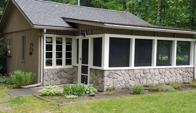 Twin Birch Resort - The Brown Bear Cabin: Lake Access with Rowboat and Kayak!