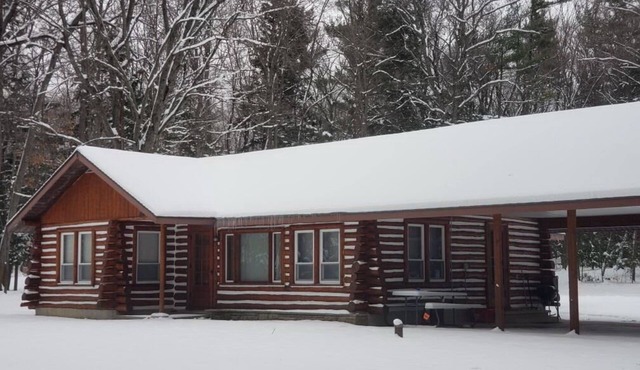 Twin Birch Resort - The Kodiak Cabin: Lake Access with Dock, Rowboat, and Kayak!