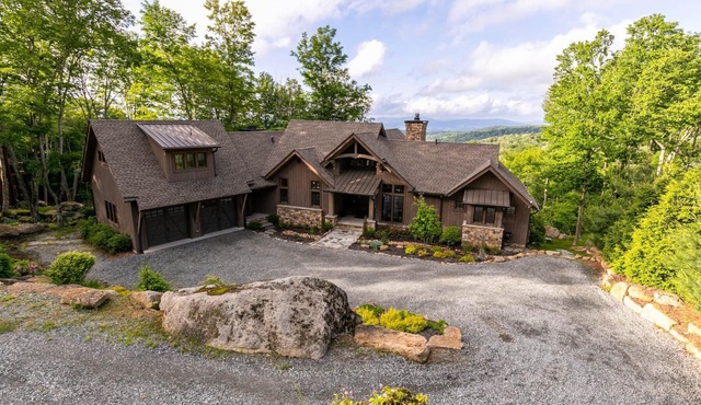 Twin Boulder Lodge at Eagles Nest: big views, outdoor fireplaces, hot tub, arcade