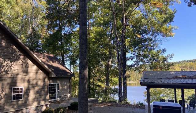 Twin Canoes Lodge, A Waterfront Oasis. Kayaks & Canoes. HotTub & Sauna. 6 Acres.