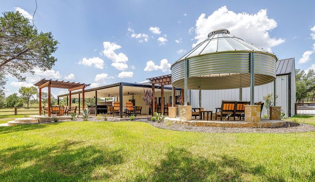Twin Cedar Creek Ranch Hot Tub, Backs up to Fossil Rim