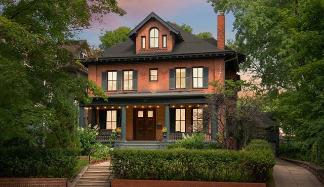 Twin Cities Historic HQ for Comfort, Privacy, Space, Walkable Location and Every Convenience