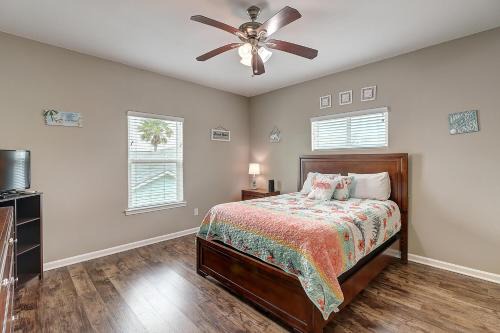 Twin Dolphin Cove MCR689