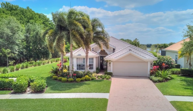 Twin Eagles Pool Home with Full Golf Membership Available to Transfer