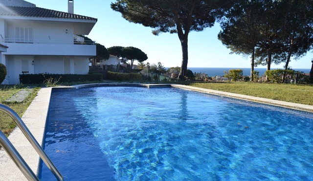 Twin villas with large pool and sea views near Barcelona. Free wifi, a/c