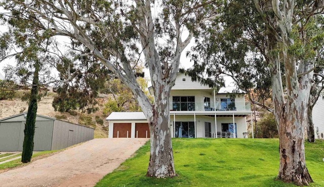 TWIN GUMS - EXCLUSIVE RIVERFRONT PROPERTY - TAILEM BEND