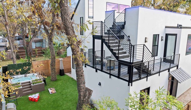 Twin Homes Oasis - Hot Tub near Downtown Austin