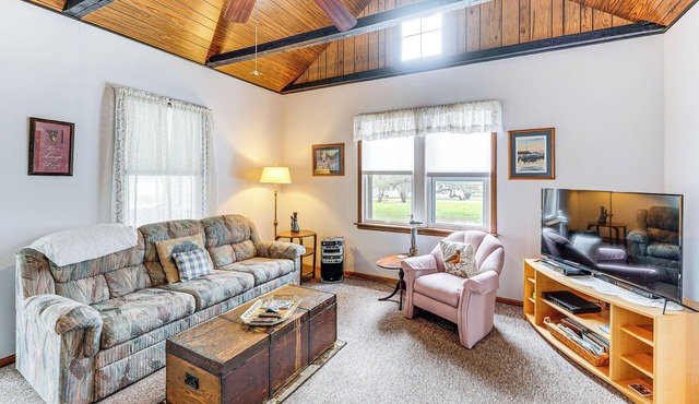 Twin Lakes Cottage: Walk to Elizabeth Lake!