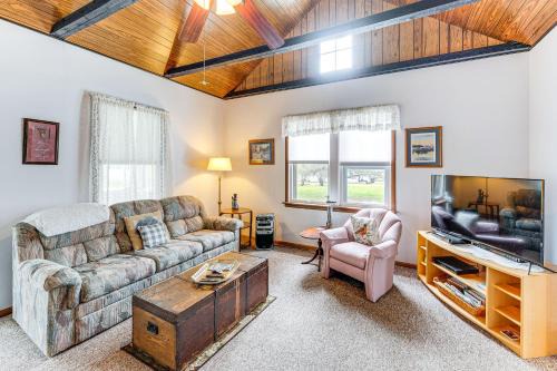 Twin Lakes Cottage Walk to Elizabeth Lake!