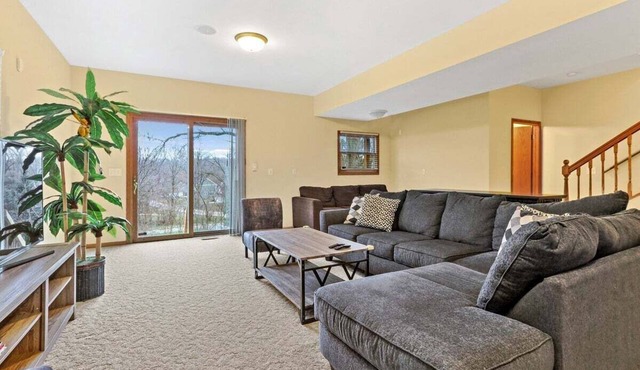 Twin Lakes Dog Friendly Home |Wooded Backyard |Balcony |Short Drive to Alpine & Wilmot Ski Resorts