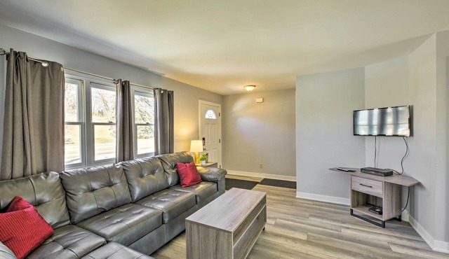 Twin Lakes Escape w/Deck < 1 Mi to Beach!