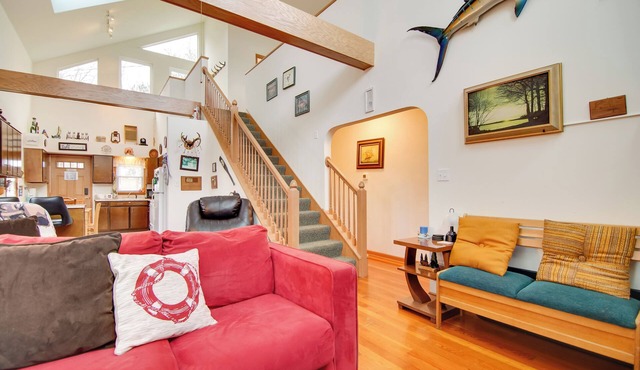 Twin Lakes Home - Walk to Lake Elizabeth!