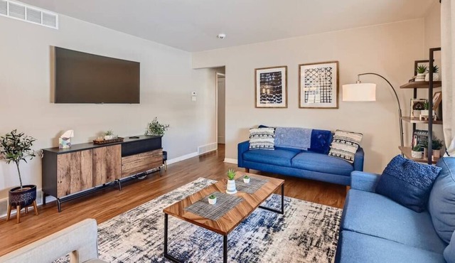 Twin Lakes Landing | Pool Table | Central Location