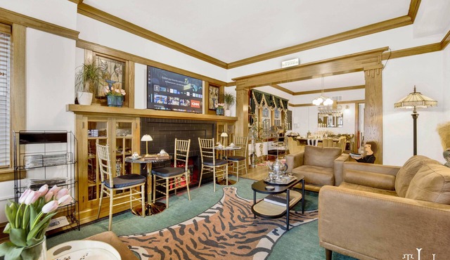 Twin Lions Lodge Private Hotel w/Speakeasy