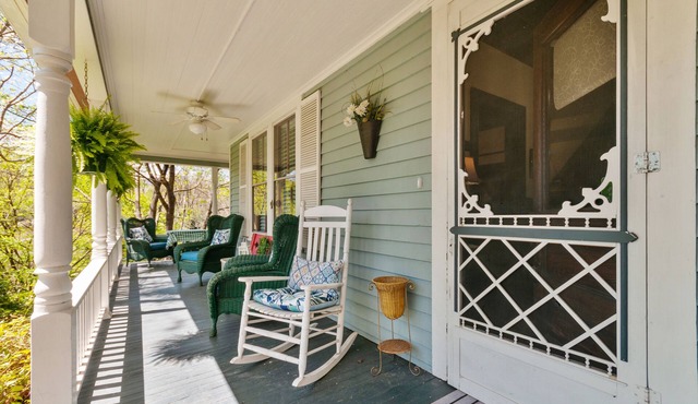 Twin Maples Farmhouse-Walk to Dining, Shops & Pubs
