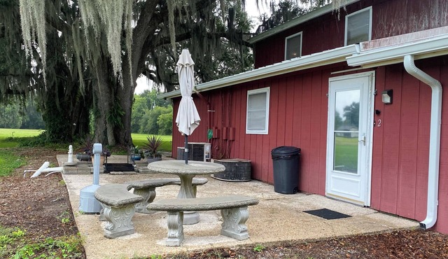Twin Oaks- Barn Apartment