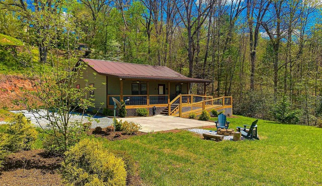 Twin Oaks: Close to Town! Mtn Views! Hot Tub!