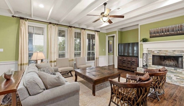 Twin Oaks Estate - Ultimate Retreat for Large Groups w/Heated Pool & Pickleball
