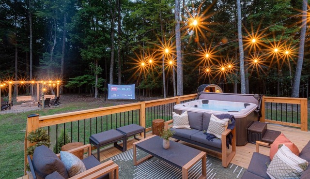 Twin Oaks Lodge: 4 Kings, Hot Tub, Sauna & EPIC Game Room