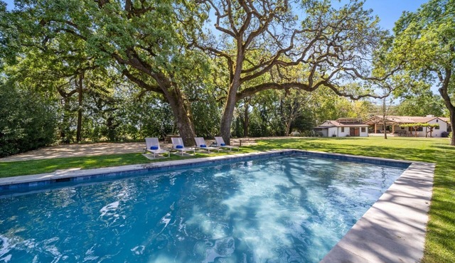 Twin Oaks Pool, Garden, Terrace, Bocce & Hot tub