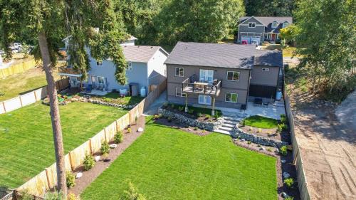 Twin Oaks Retreat by AvantStay Mins to Freeland