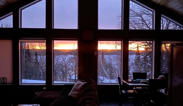 Twin Peaks Retreat- Cozy all-season cottage at beautiful Big Whiteshell Lake!
