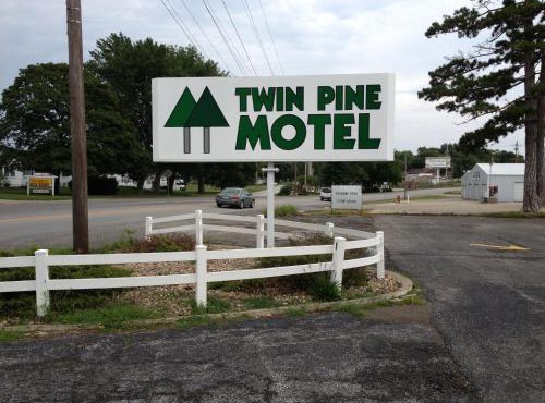 Twin Pine Motel