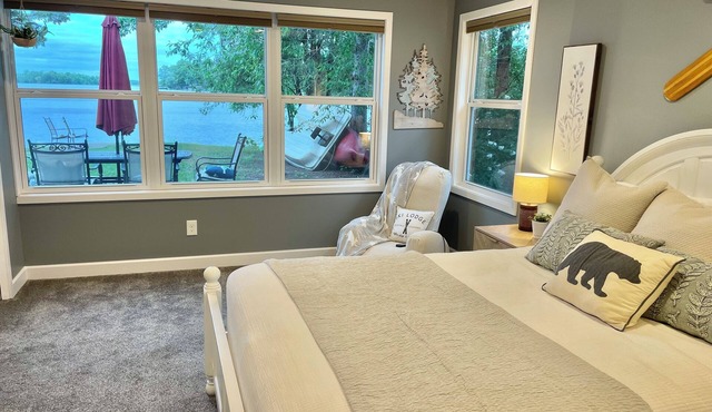 Twin Pines Retreat. Single level 1bd/1ba, lakefront