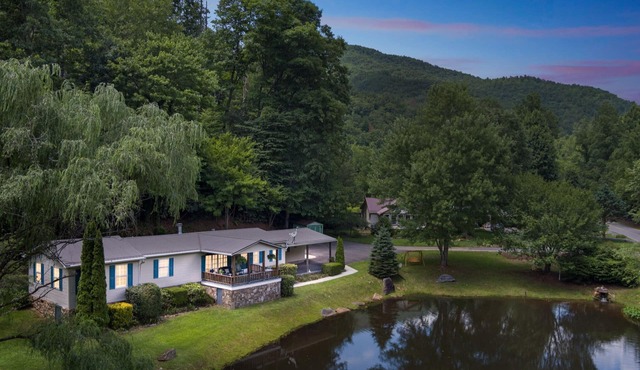 Twin Ponds Retreat-Pond/Hot Tub/Fire Pit/Game Room/Pet Friendly by RedAwning