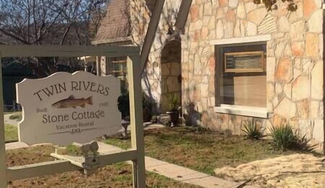 Twin River Stone Cottage - 7 BR/Sleeps 20