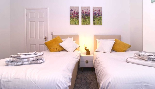 Twin Room + Access to Living Areas and Bahtroom