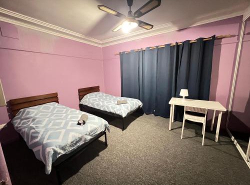 Twin Room close to Train Station - PH1
