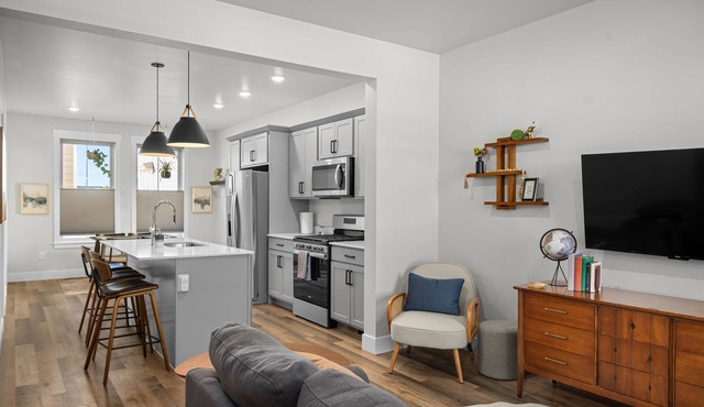 Twin Suites - Walk to Coffee & Green Spaces