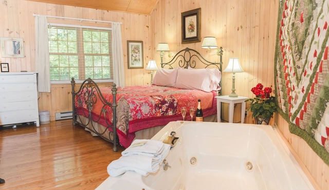 Twinleaf Honeymoon Cottage at Autumn Ridge
