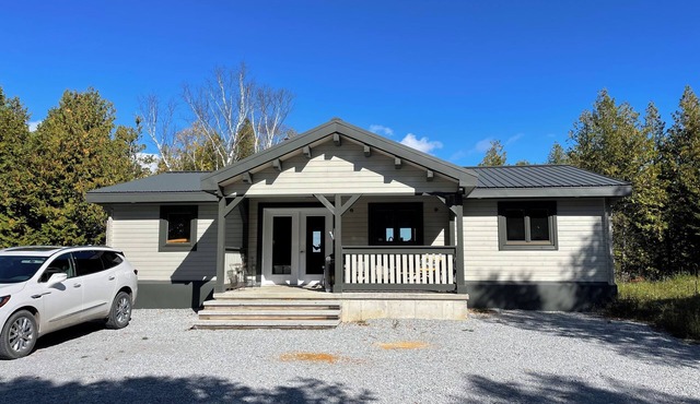 Twins Harbour Cottage on Lake Kagawong, Manitoulin Island.