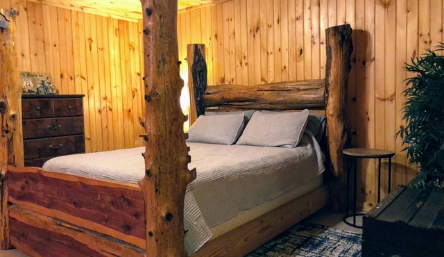 Twisted Vines– Cozy Tiny Home Lake NC Ski Resorts