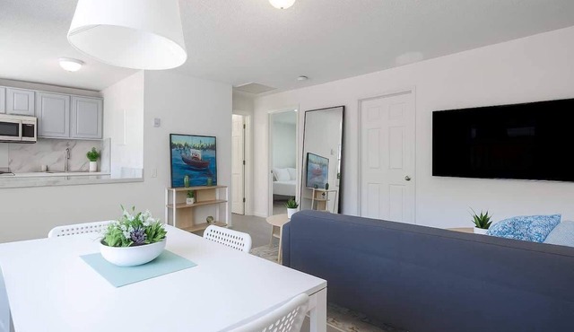 Two 2BR APTS Getaway 4BR Total Free Parking!