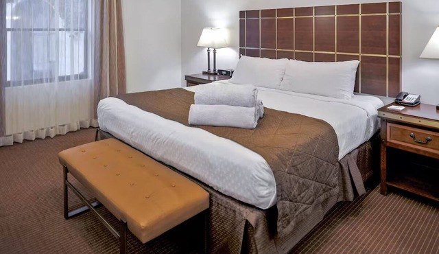 Two 2BR Sedona Getaways with Kitchen, Scenic Lookouts, Spa, and Outdoor Fun
