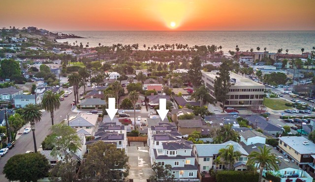 Two 3-story Houses * Walk to Ocean * 6 Parking