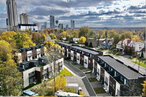 Two Adjacent 4 Bedroom Townhouse Units in the Fallsview District Walk to the Falls