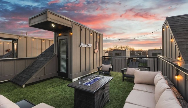 TWO Adjacent Homes - Sleeps 24 - Only 3 miles to Broadway