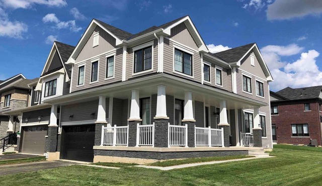 Two Adjacent Modern Homes in West Niagara Sleep 16