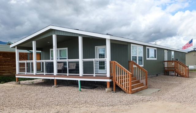 Two Bear Cottage - Brand New Construction! Central Location, Park Nearby!