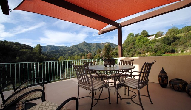 Two Beautiful Bedrooms & Private Patio with Morning Coffee & Tea Service