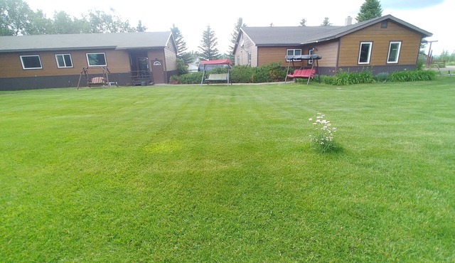 Two beautiful homes accommodate 30 sleeping guests with mountain viewsnnnnnnn