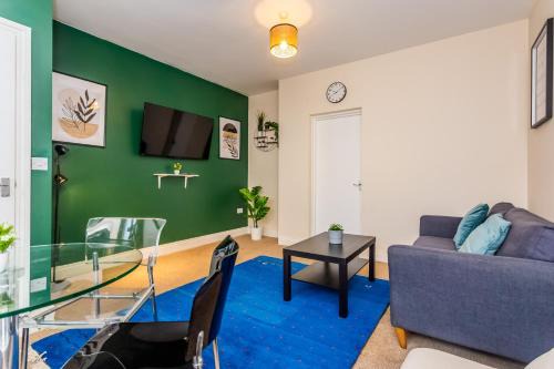 Two Bed Apartment RYTON With Free Parking