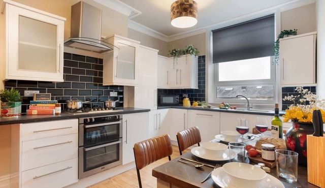 Two Bed Central Apartment, Albert Road